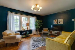 Sleep 8 in our Cozy Colonial 2Miles from Broadway
